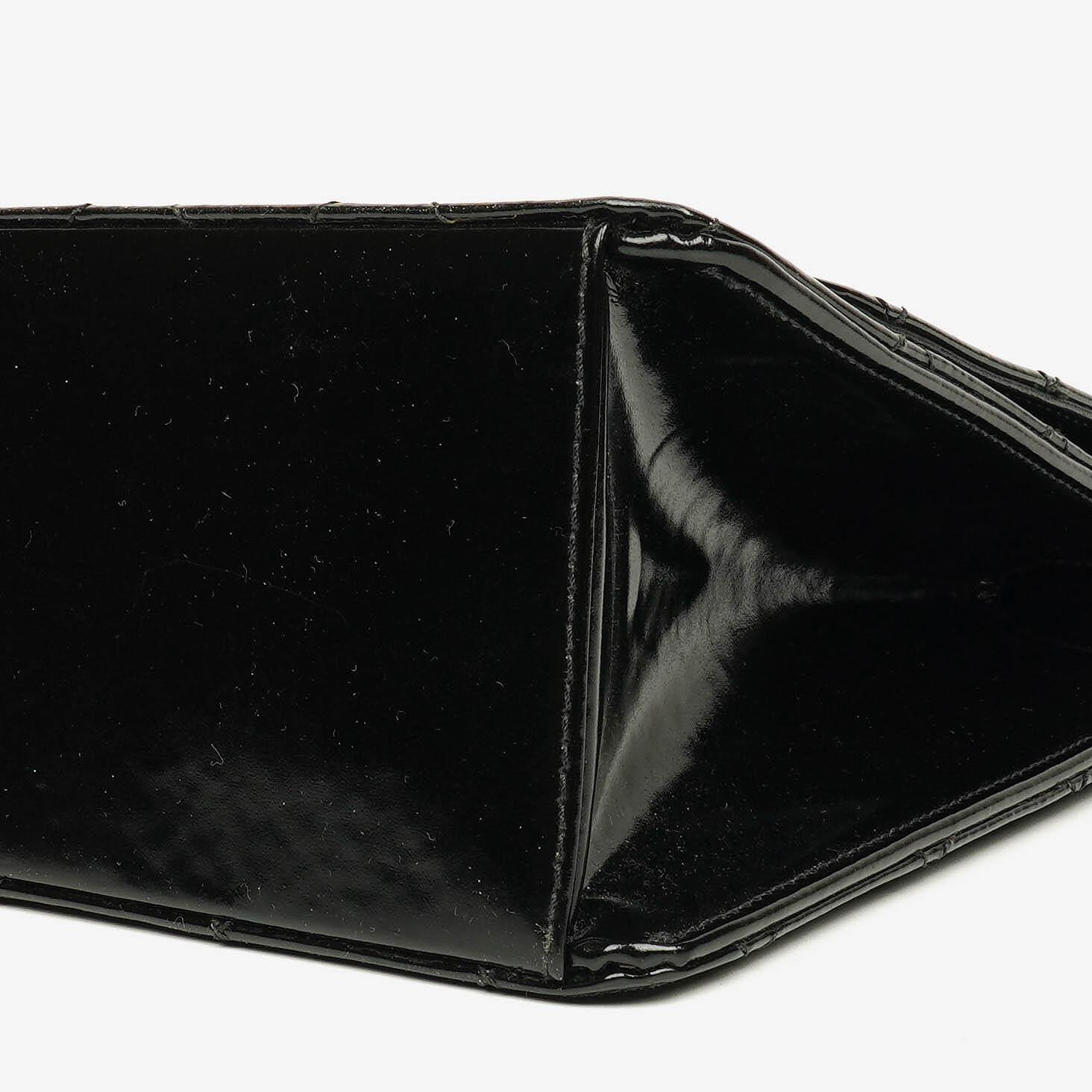 Chanel Schwarze gesteppte Lackleder-Top-Handle-Klappentasche mit 24K vergoldeter Hardware
