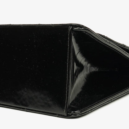 Chanel Schwarze gesteppte Lackleder-Top-Handle-Klappentasche mit 24K vergoldeter Hardware
