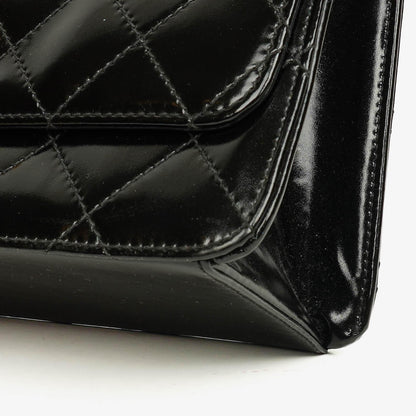 Chanel Schwarze gesteppte Lackleder-Top-Handle-Klappentasche mit 24K vergoldeter Hardware