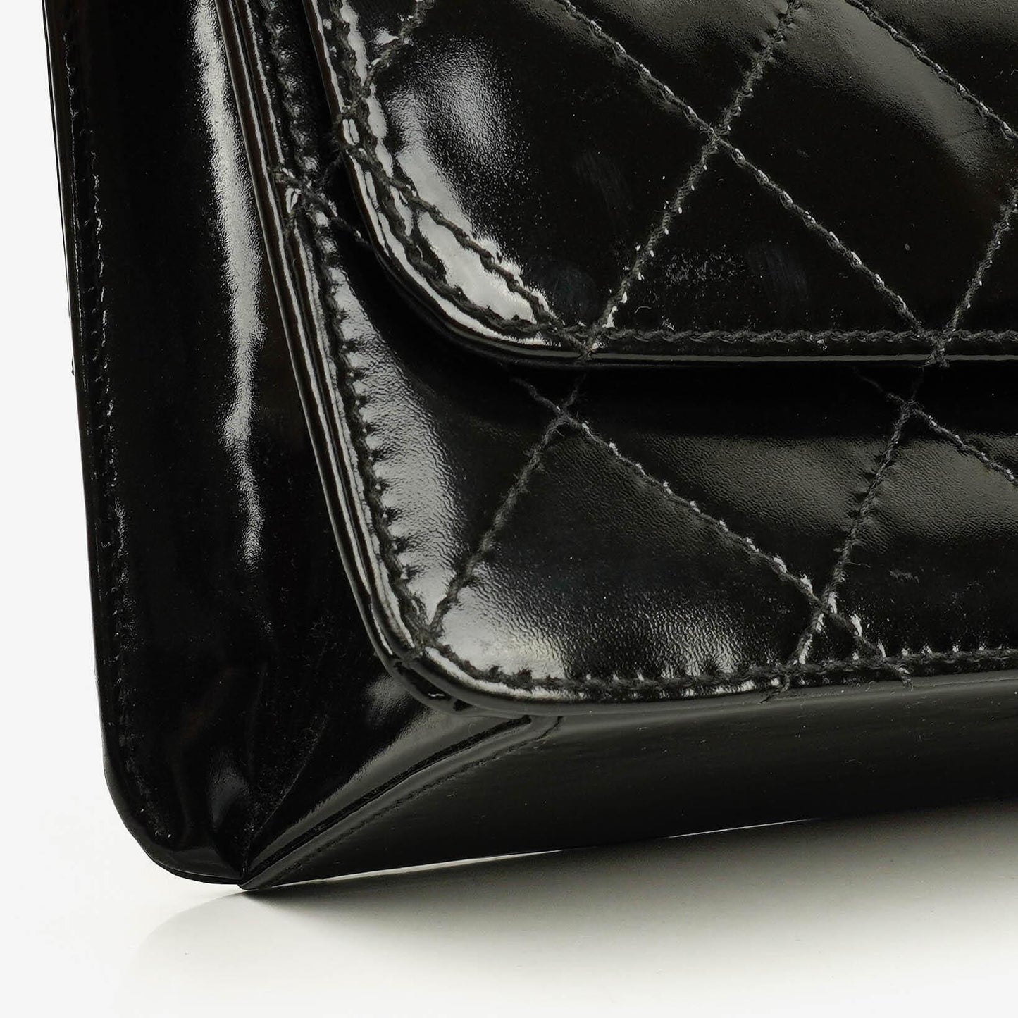Chanel Schwarze gesteppte Lackleder-Top-Handle-Klappentasche mit 24K vergoldeter Hardware