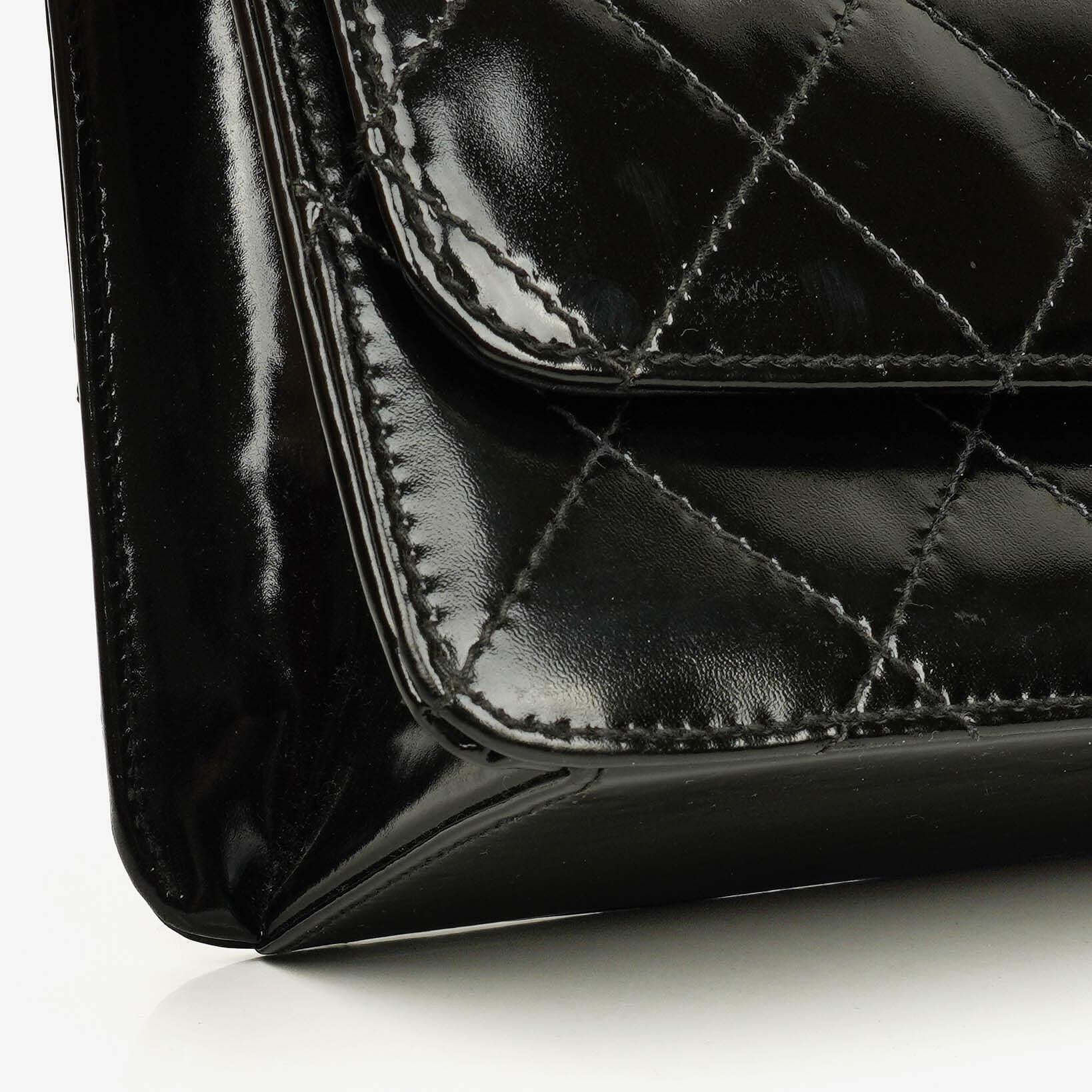 Chanel Schwarze gesteppte Lackleder-Top-Handle-Klappentasche mit 24K vergoldeter Hardware