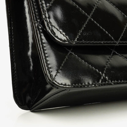 Chanel Schwarze gesteppte Lackleder-Top-Handle-Klappentasche mit 24K vergoldeter Hardware