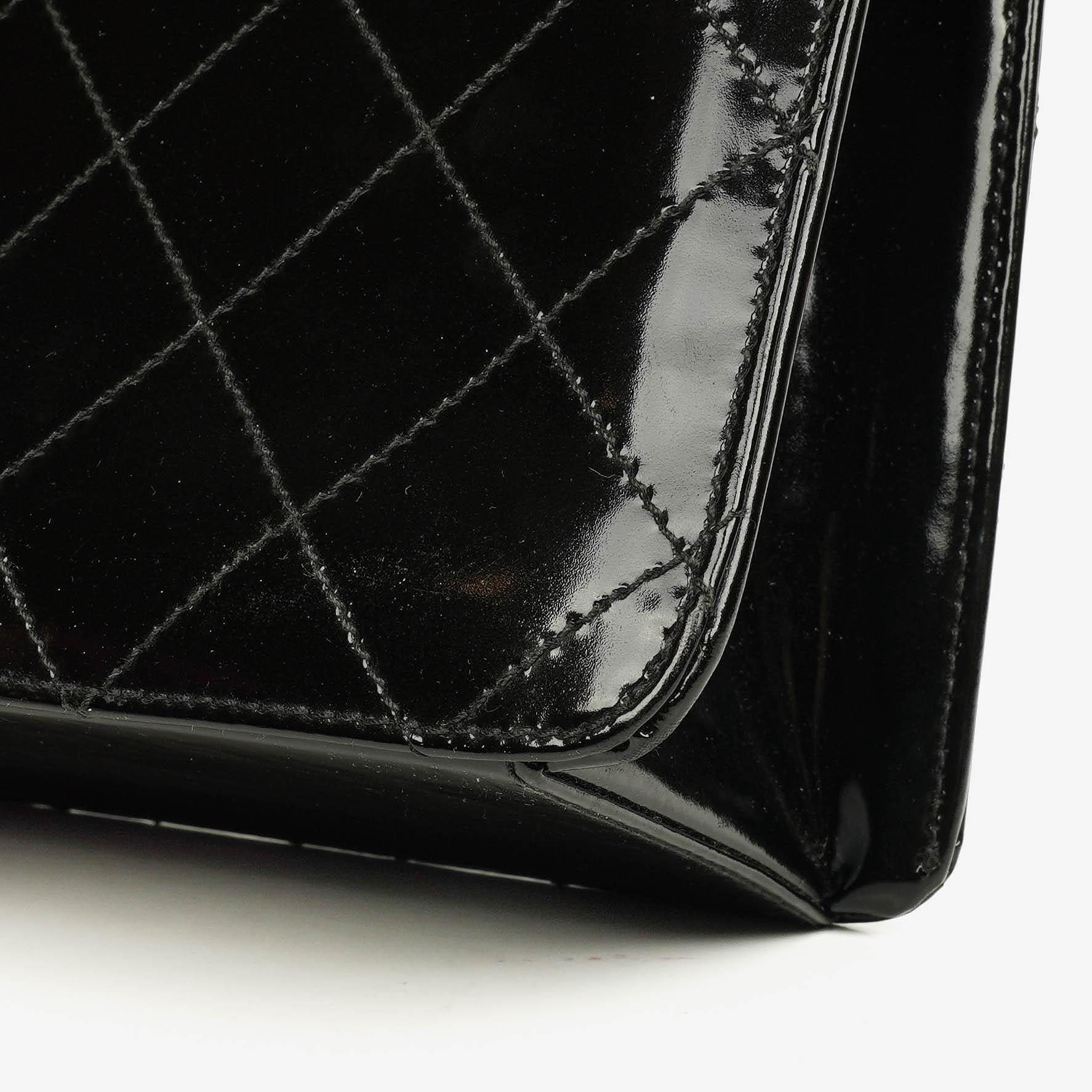Chanel Schwarze gesteppte Lackleder-Top-Handle-Klappentasche mit 24K vergoldeter Hardware