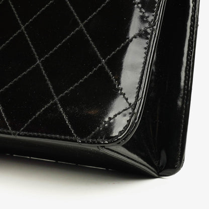 Chanel Schwarze gesteppte Lackleder-Top-Handle-Klappentasche mit 24K vergoldeter Hardware