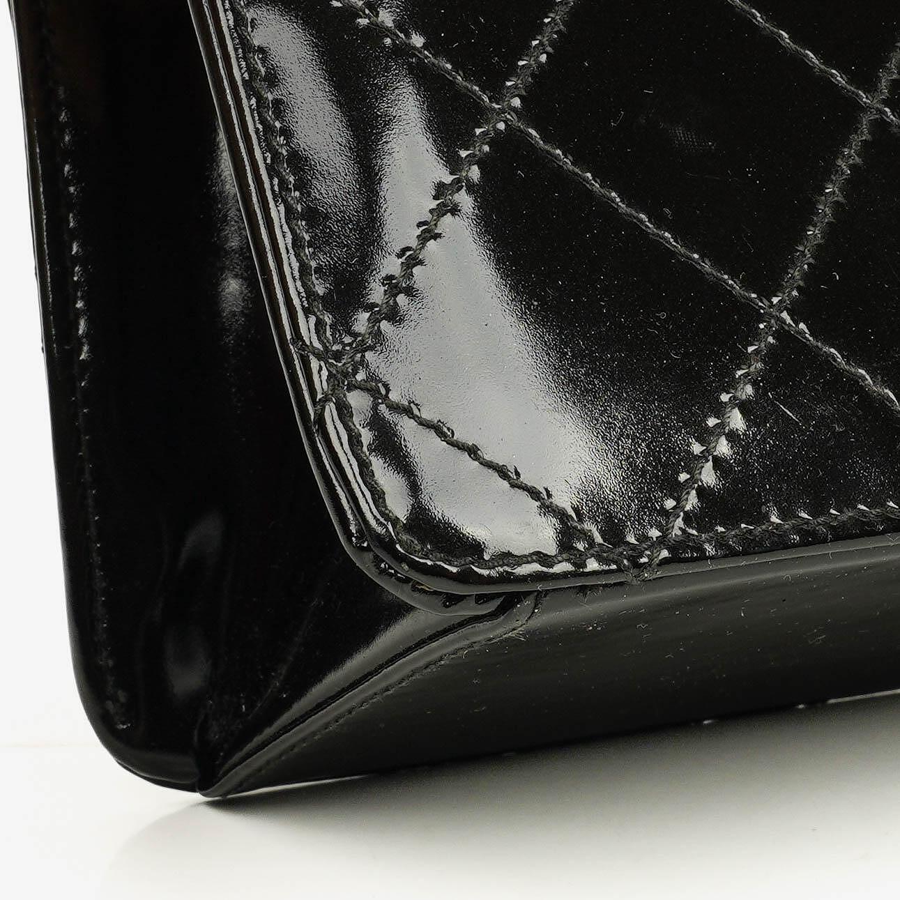 Chanel Schwarze gesteppte Lackleder-Top-Handle-Klappentasche mit 24K vergoldeter Hardware