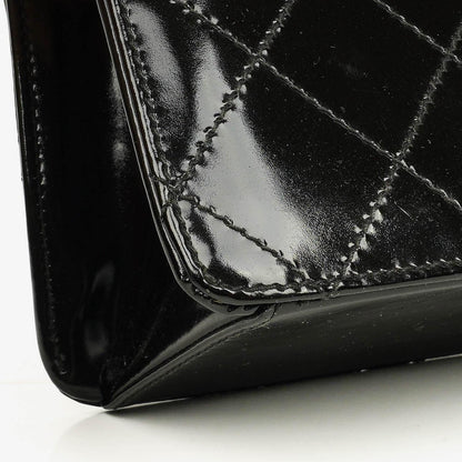 Chanel Schwarze gesteppte Lackleder-Top-Handle-Klappentasche mit 24K vergoldeter Hardware