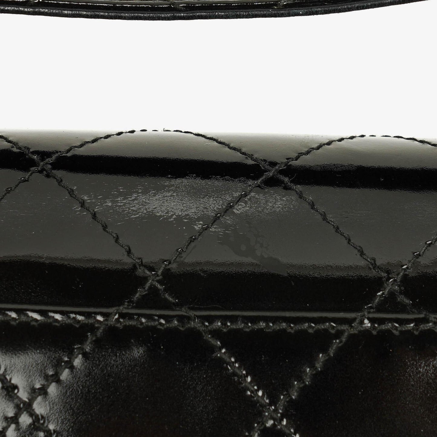 Chanel Schwarze gesteppte Lackleder-Top-Handle-Klappentasche mit 24K vergoldeter Hardware