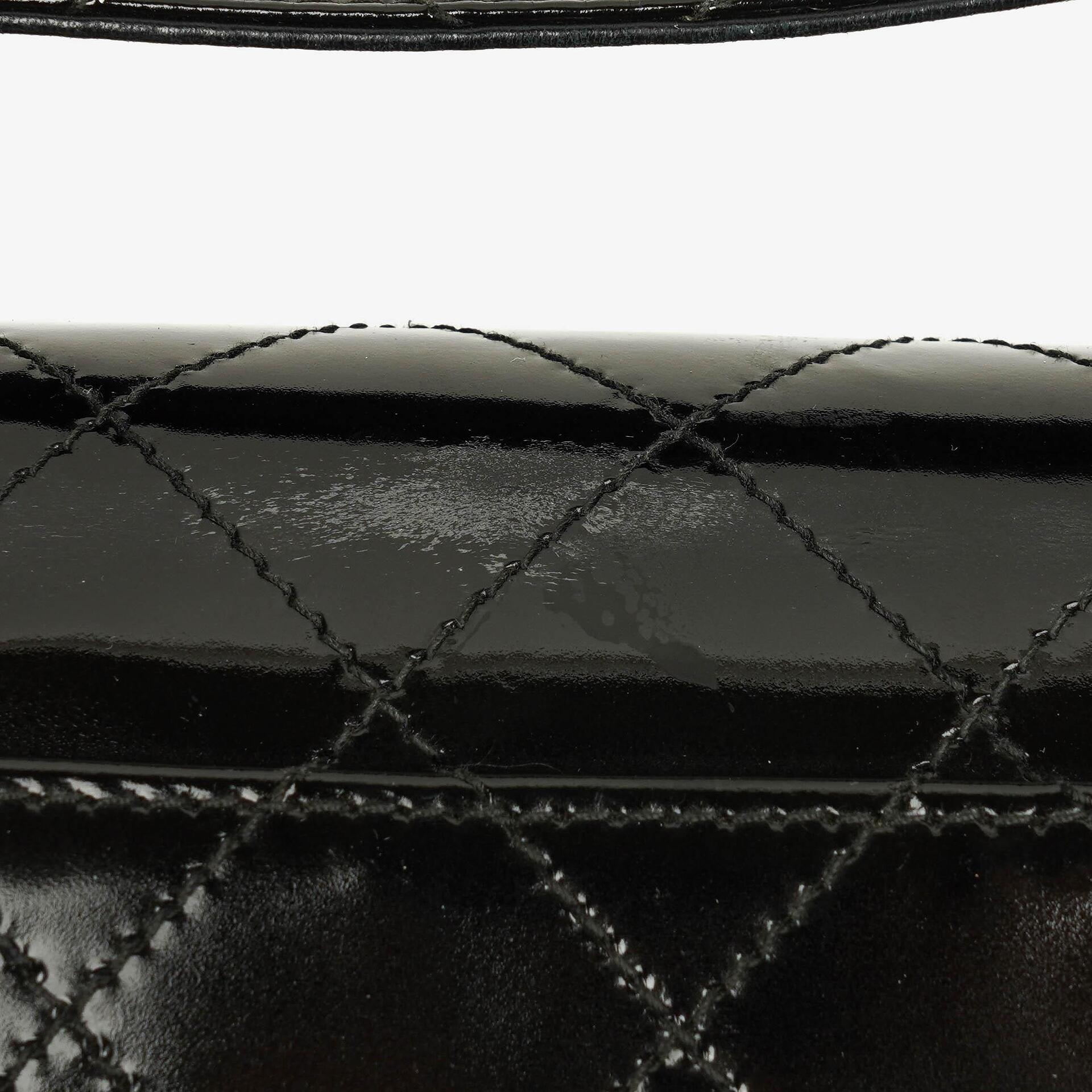 Chanel Schwarze gesteppte Lackleder-Top-Handle-Klappentasche mit 24K vergoldeter Hardware