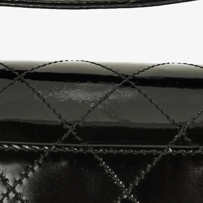 Chanel Schwarze gesteppte Lackleder-Top-Handle-Klappentasche mit 24K vergoldeter Hardware