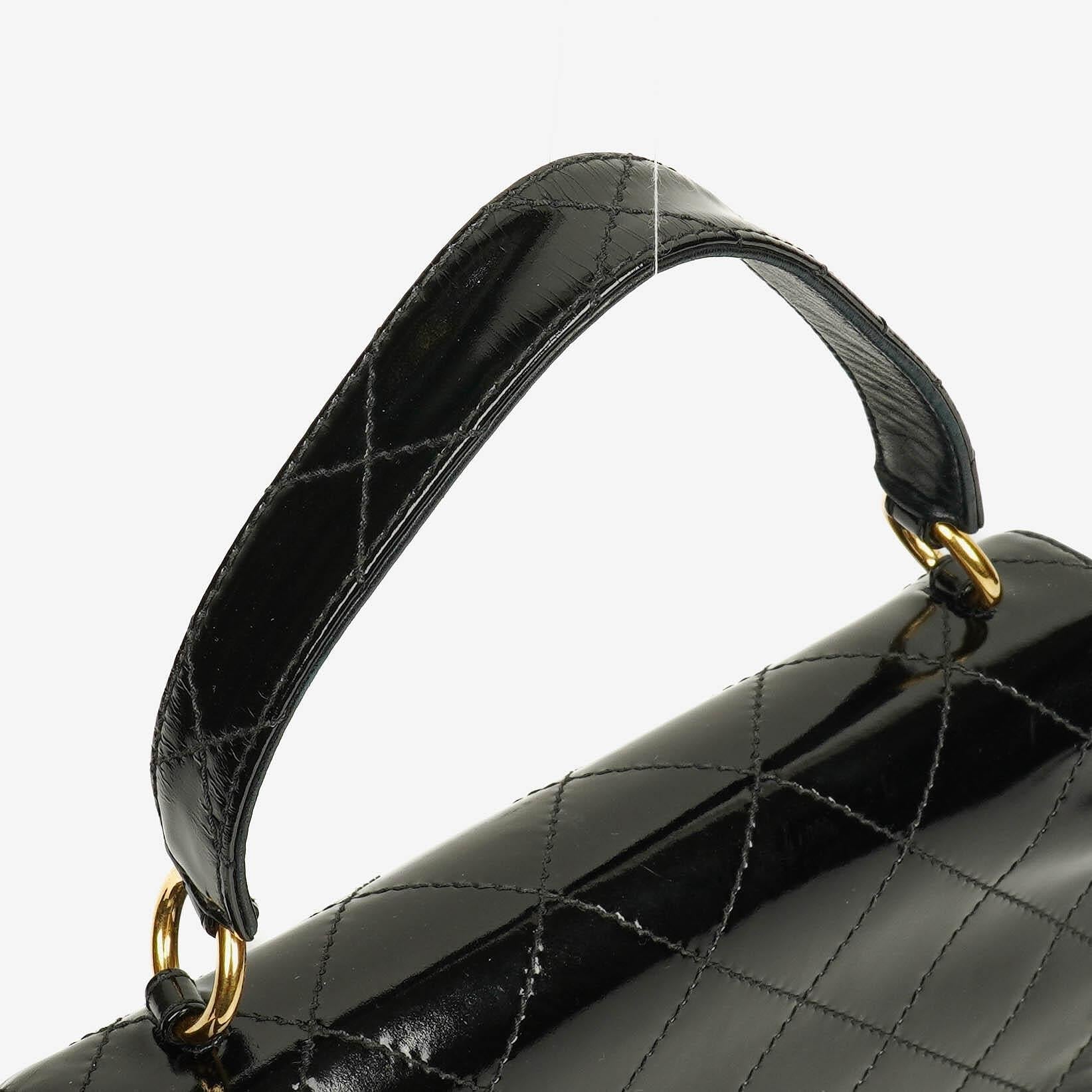Chanel Schwarze gesteppte Lackleder-Top-Handle-Klappentasche mit 24K vergoldeter Hardware