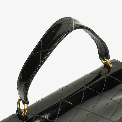 Chanel Schwarze gesteppte Lackleder-Top-Handle-Klappentasche mit 24K vergoldeter Hardware