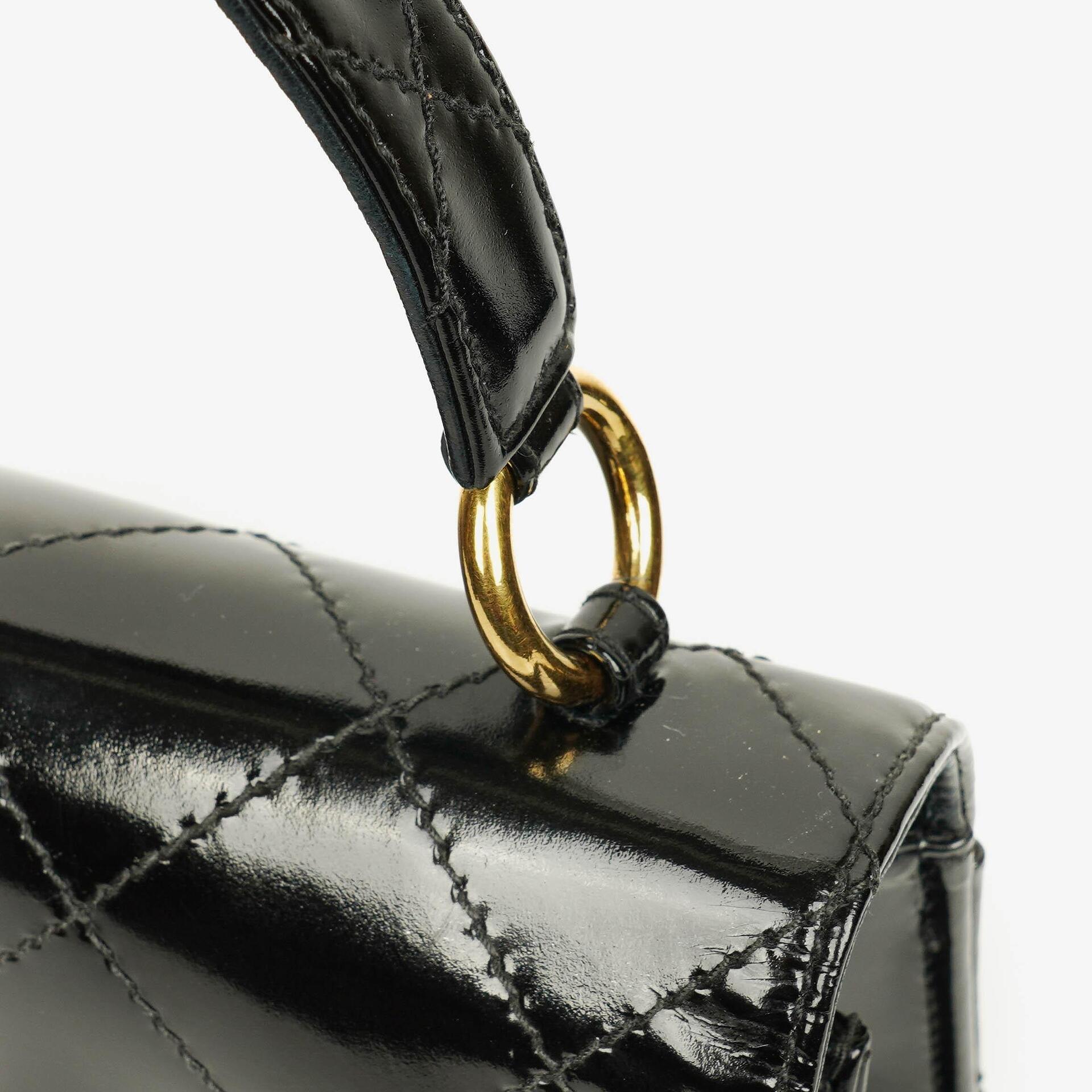 Chanel Schwarze gesteppte Lackleder-Top-Handle-Klappentasche mit 24K vergoldeter Hardware