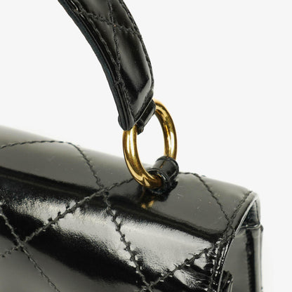 Chanel Schwarze gesteppte Lackleder-Top-Handle-Klappentasche mit 24K vergoldeter Hardware
