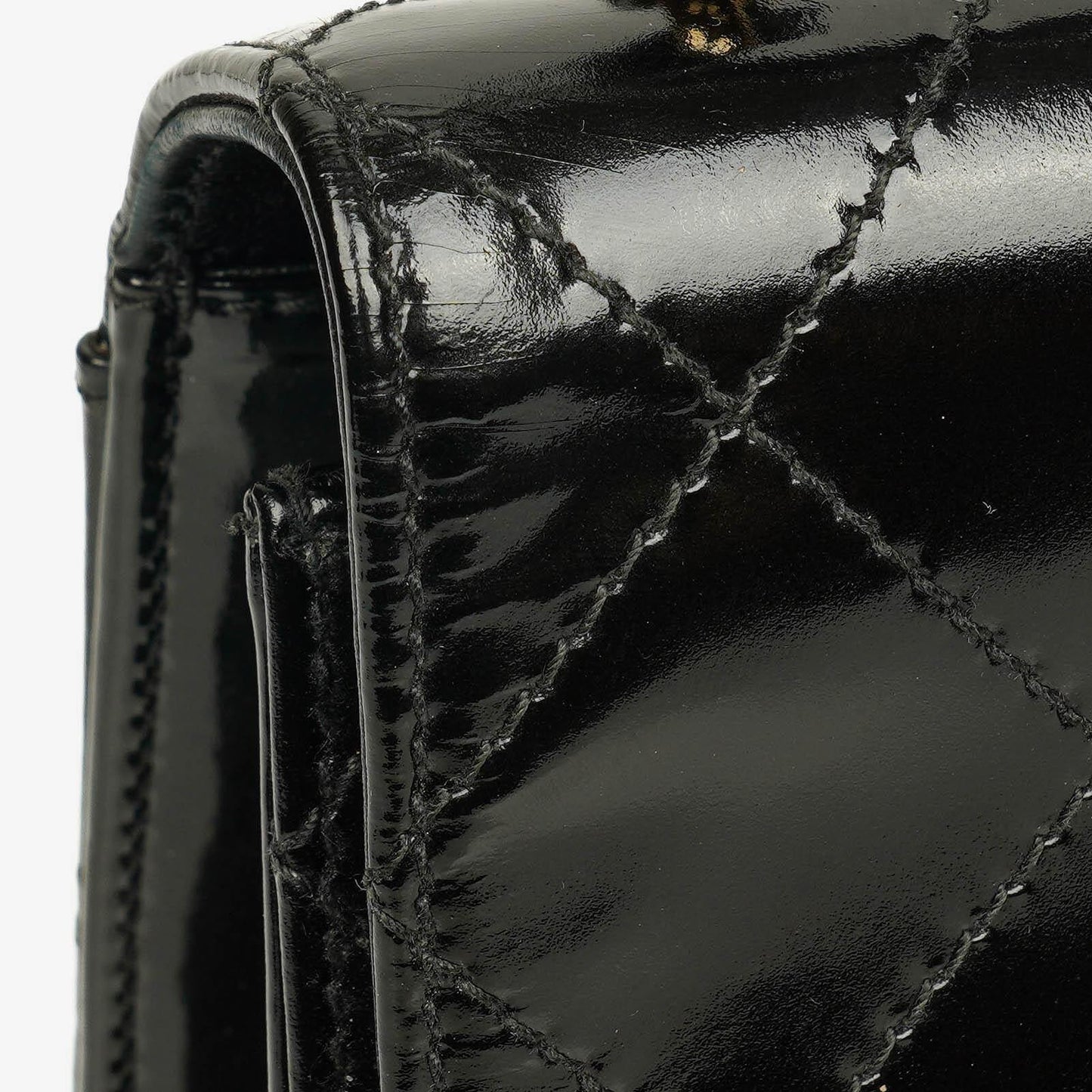 Chanel Schwarze gesteppte Lackleder-Top-Handle-Klappentasche mit 24K vergoldeter Hardware