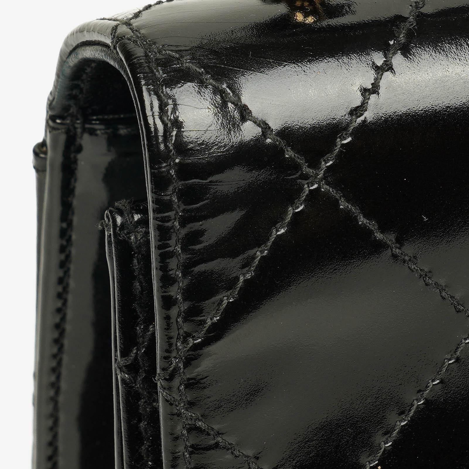 Chanel Schwarze gesteppte Lackleder-Top-Handle-Klappentasche mit 24K vergoldeter Hardware