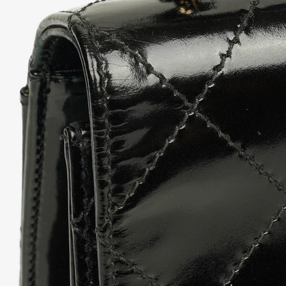 Chanel Schwarze gesteppte Lackleder-Top-Handle-Klappentasche mit 24K vergoldeter Hardware