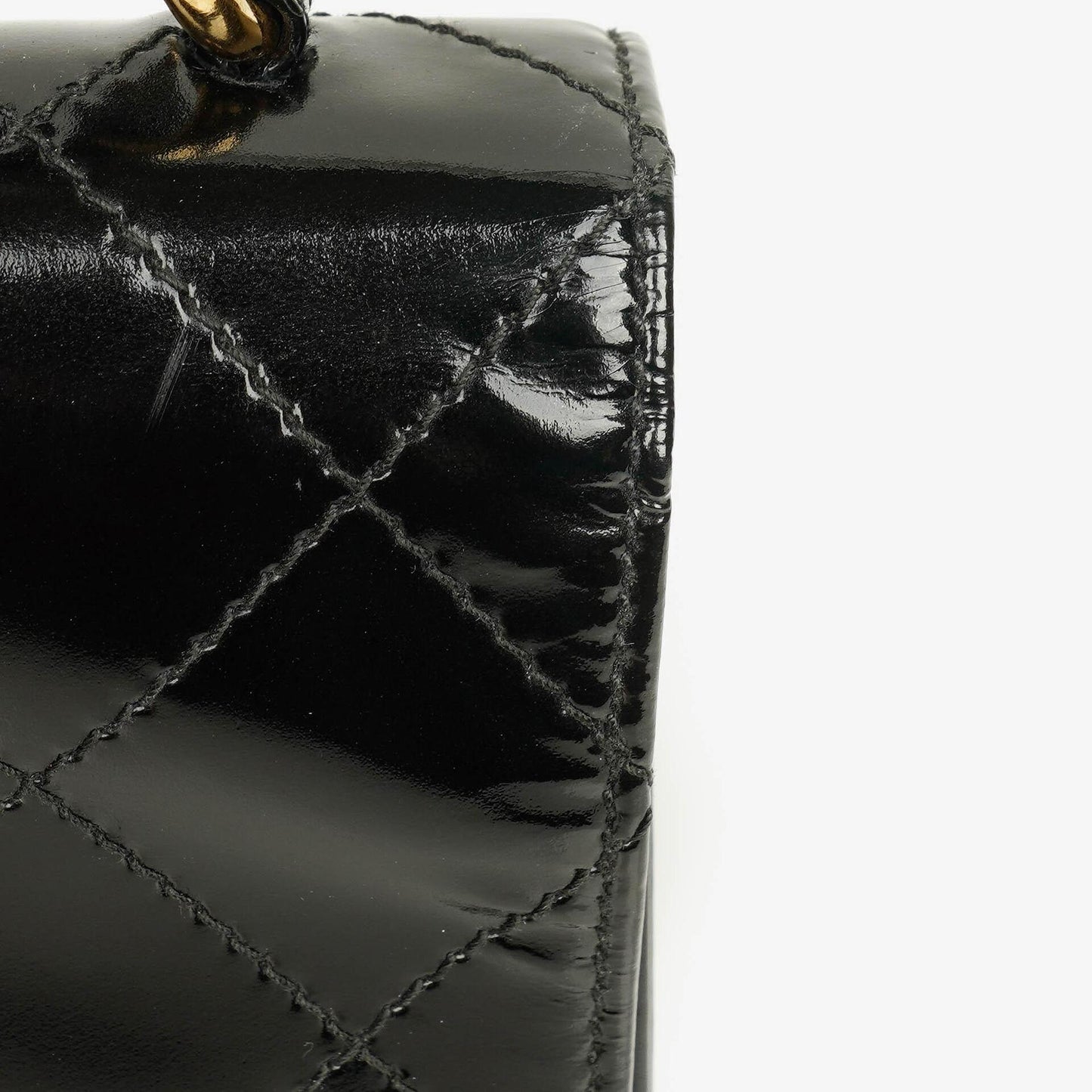 Chanel Schwarze gesteppte Lackleder-Top-Handle-Klappentasche mit 24K vergoldeter Hardware