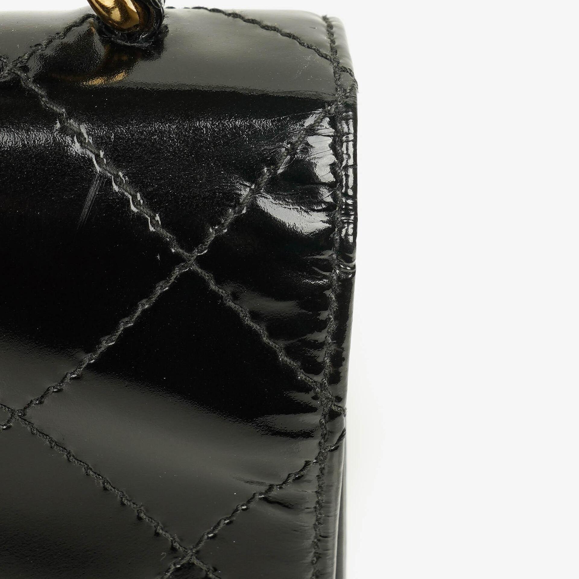 Chanel Schwarze gesteppte Lackleder-Top-Handle-Klappentasche mit 24K vergoldeter Hardware