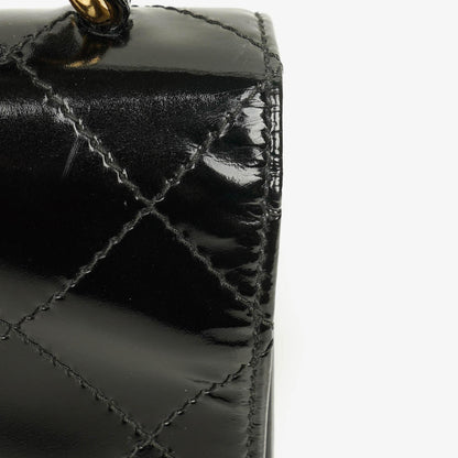 Chanel Schwarze gesteppte Lackleder-Top-Handle-Klappentasche mit 24K vergoldeter Hardware