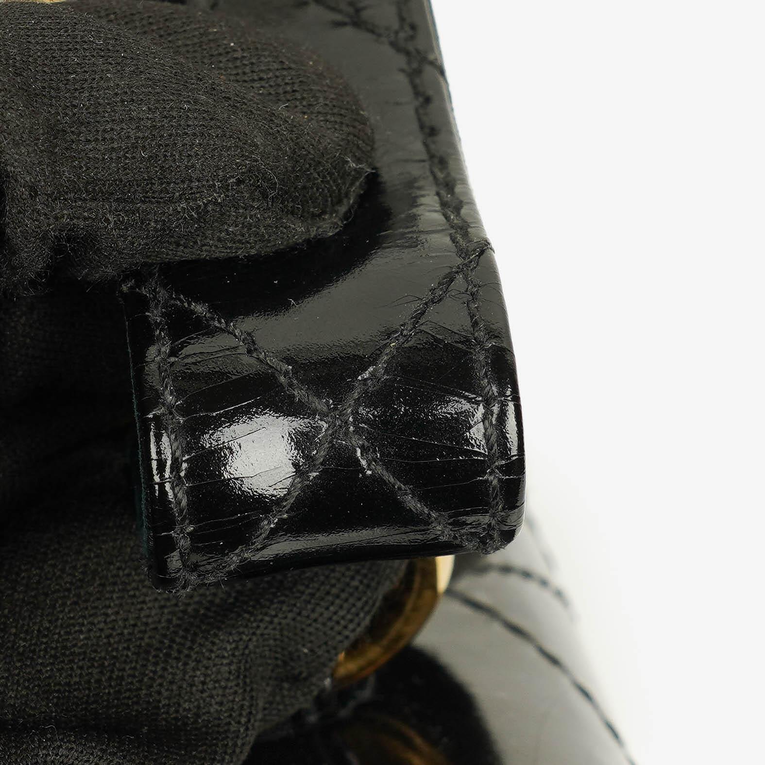 Chanel Schwarze gesteppte Lackleder-Top-Handle-Klappentasche mit 24K vergoldeter Hardware