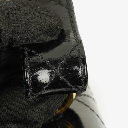 Chanel Schwarze gesteppte Lackleder-Top-Handle-Klappentasche mit 24K vergoldeter Hardware