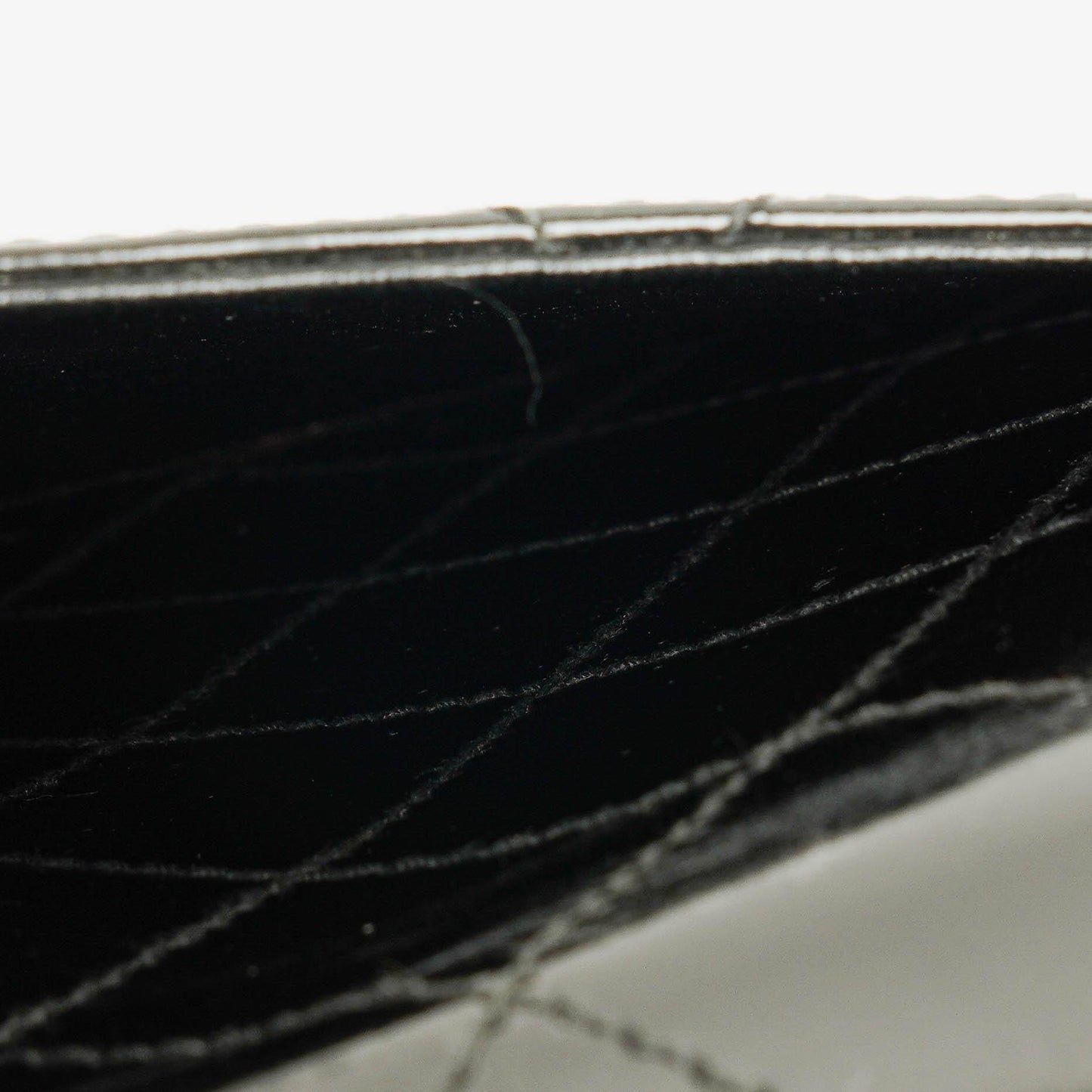Chanel Schwarze gesteppte Lackleder-Top-Handle-Klappentasche mit 24K vergoldeter Hardware