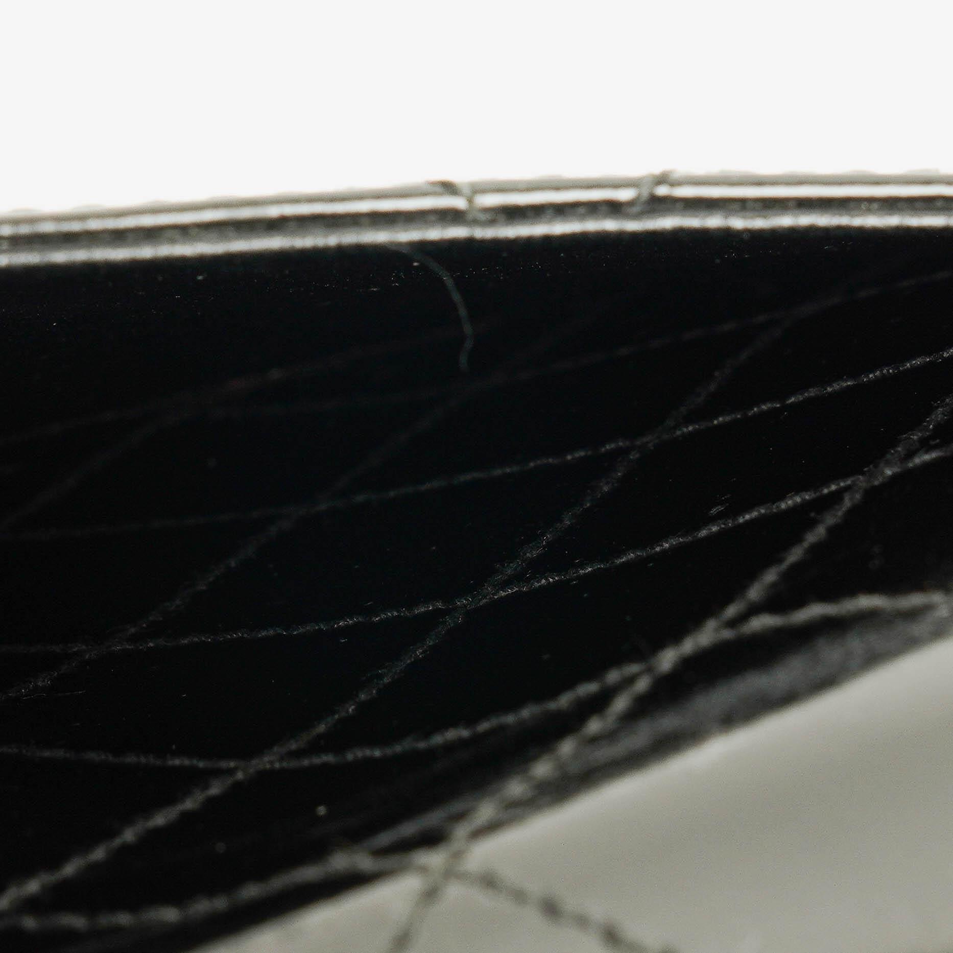 Chanel Schwarze gesteppte Lackleder-Top-Handle-Klappentasche mit 24K vergoldeter Hardware