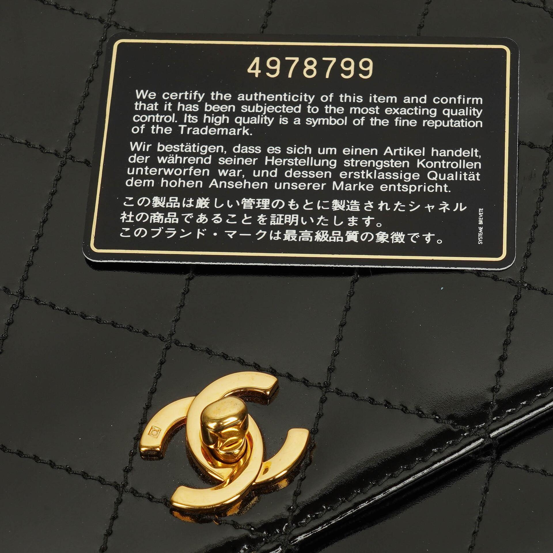 Chanel Schwarze gesteppte Lackleder-Top-Handle-Klappentasche mit 24K vergoldeter Hardware