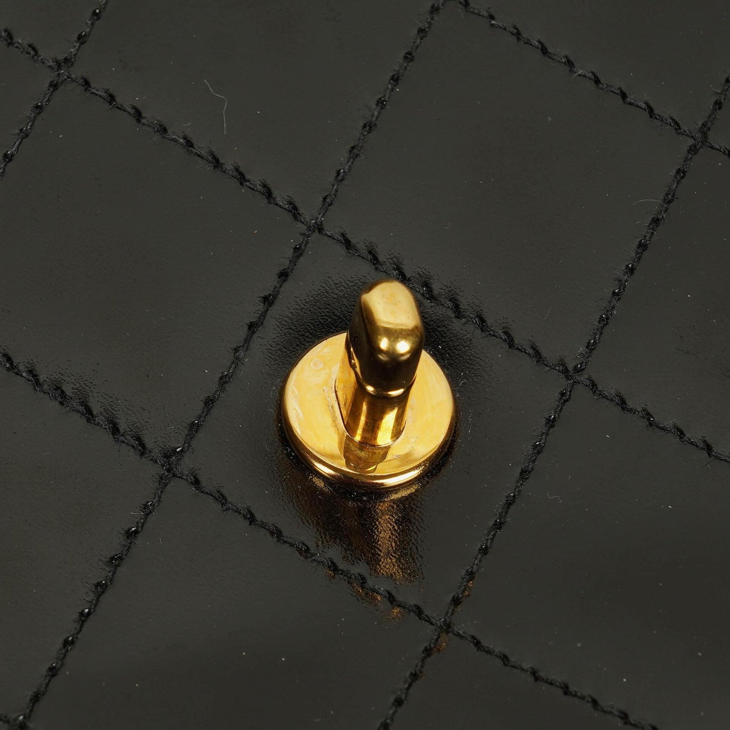 Chanel Schwarze gesteppte Lackleder-Top-Handle-Klappentasche mit 24K vergoldeter Hardware