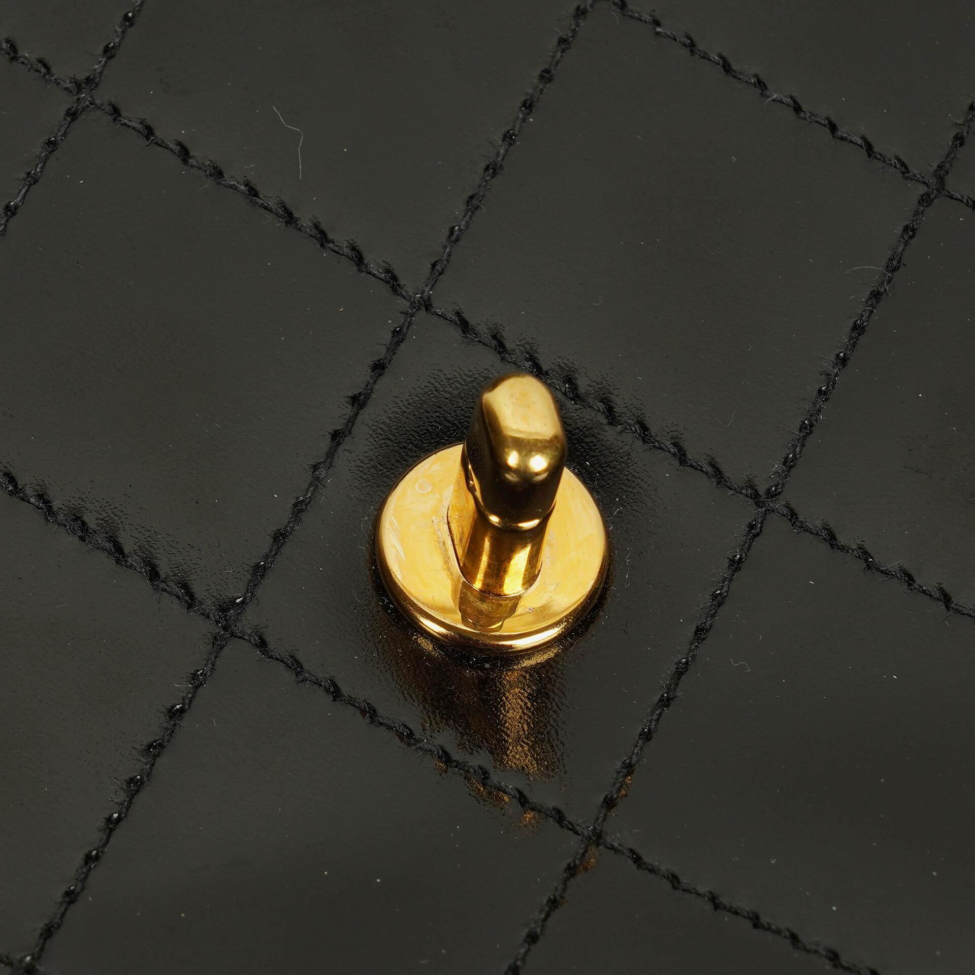 Chanel Schwarze gesteppte Lackleder-Top-Handle-Klappentasche mit 24K vergoldeter Hardware