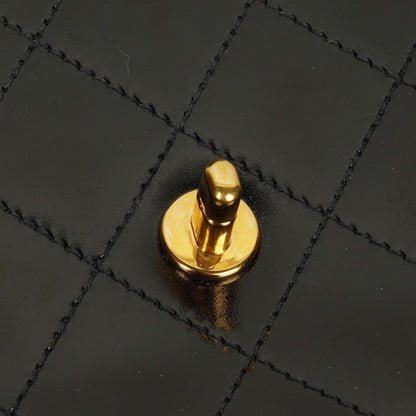 Chanel Schwarze gesteppte Lackleder-Top-Handle-Klappentasche mit 24K vergoldeter Hardware