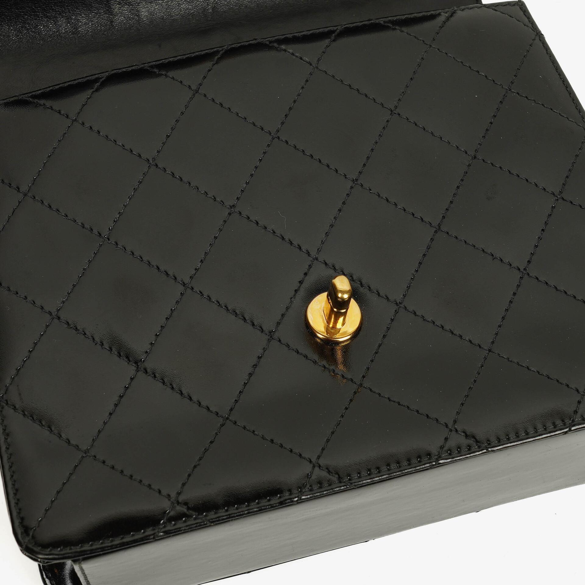 Chanel Schwarze gesteppte Lackleder-Top-Handle-Klappentasche mit 24K vergoldeter Hardware