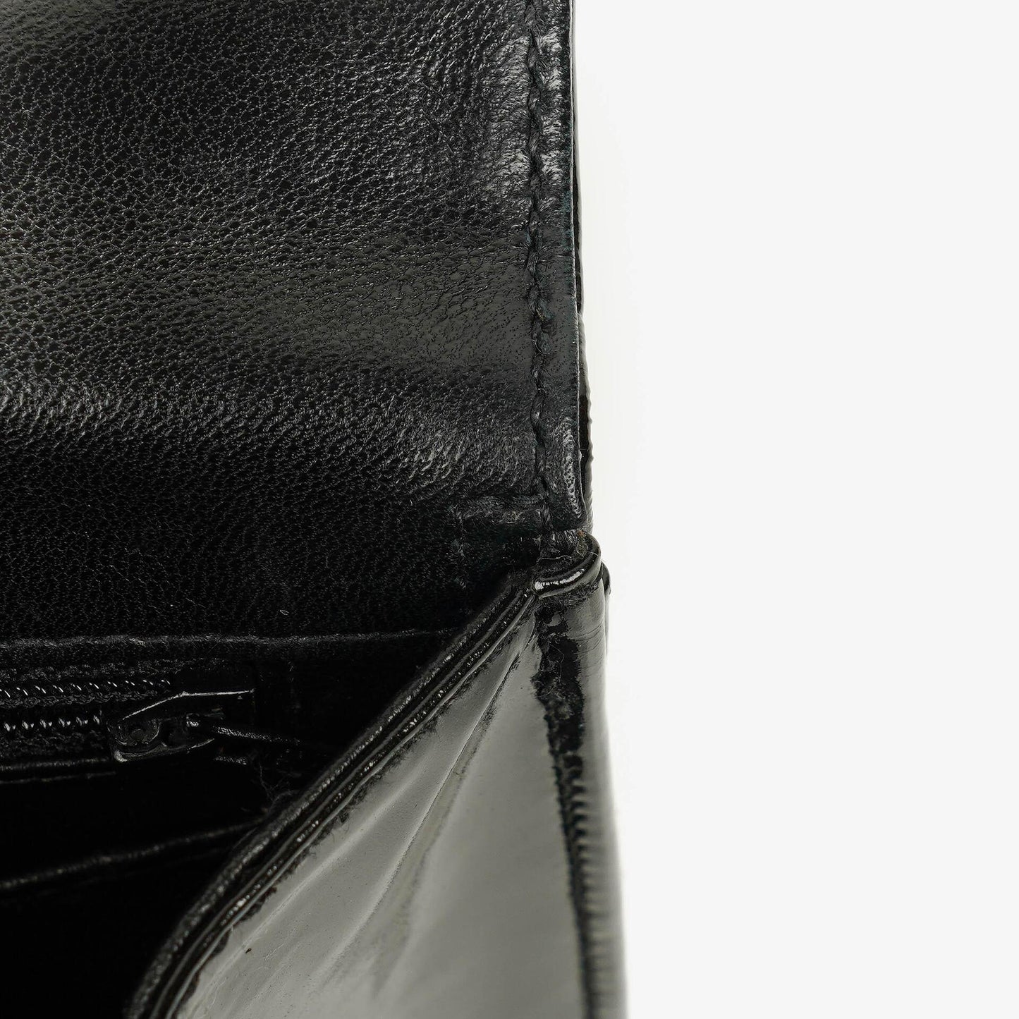 Chanel Schwarze gesteppte Lackleder-Top-Handle-Klappentasche mit 24K vergoldeter Hardware