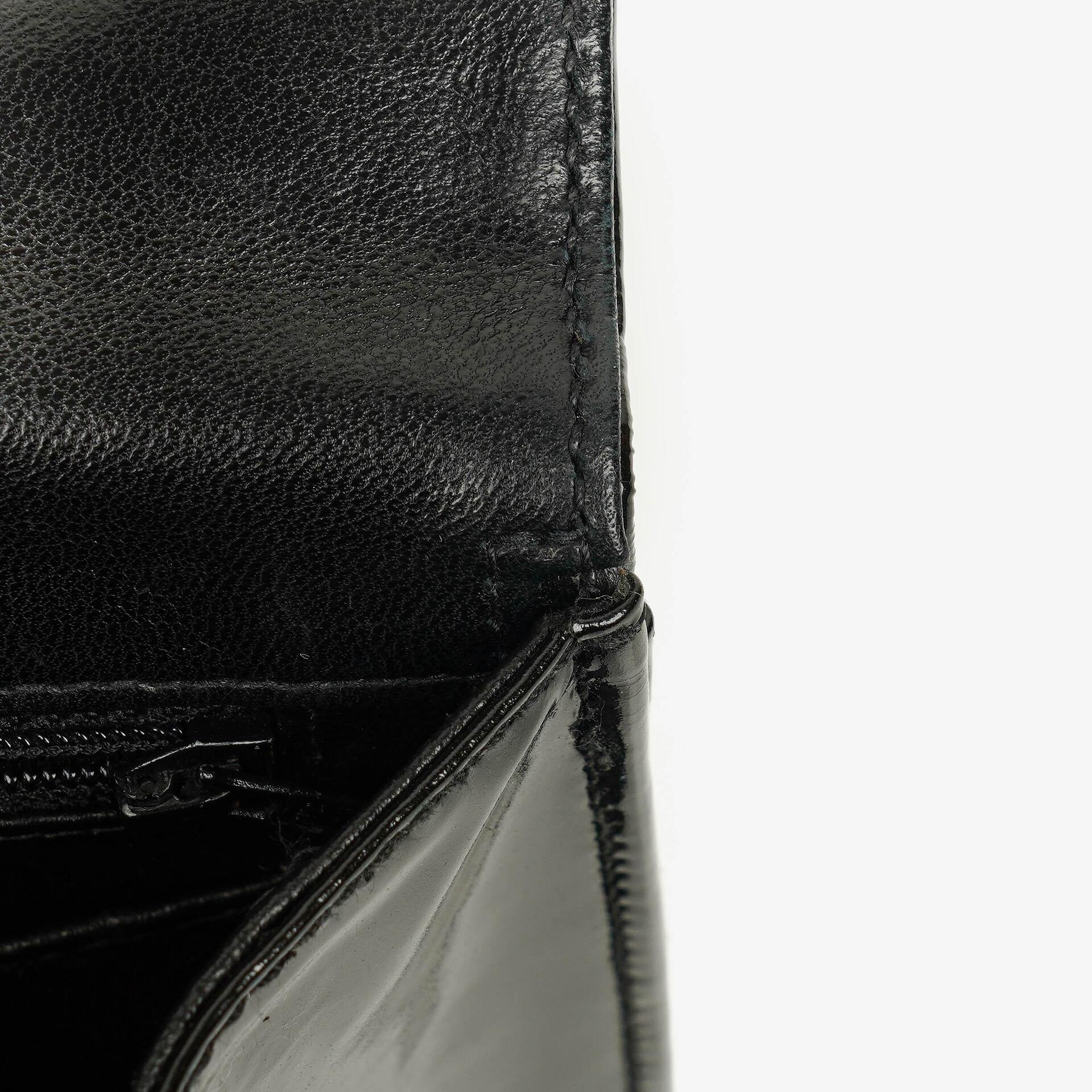 Chanel Schwarze gesteppte Lackleder-Top-Handle-Klappentasche mit 24K vergoldeter Hardware