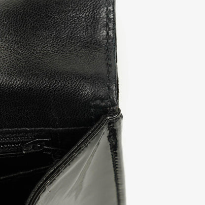 Chanel Schwarze gesteppte Lackleder-Top-Handle-Klappentasche mit 24K vergoldeter Hardware