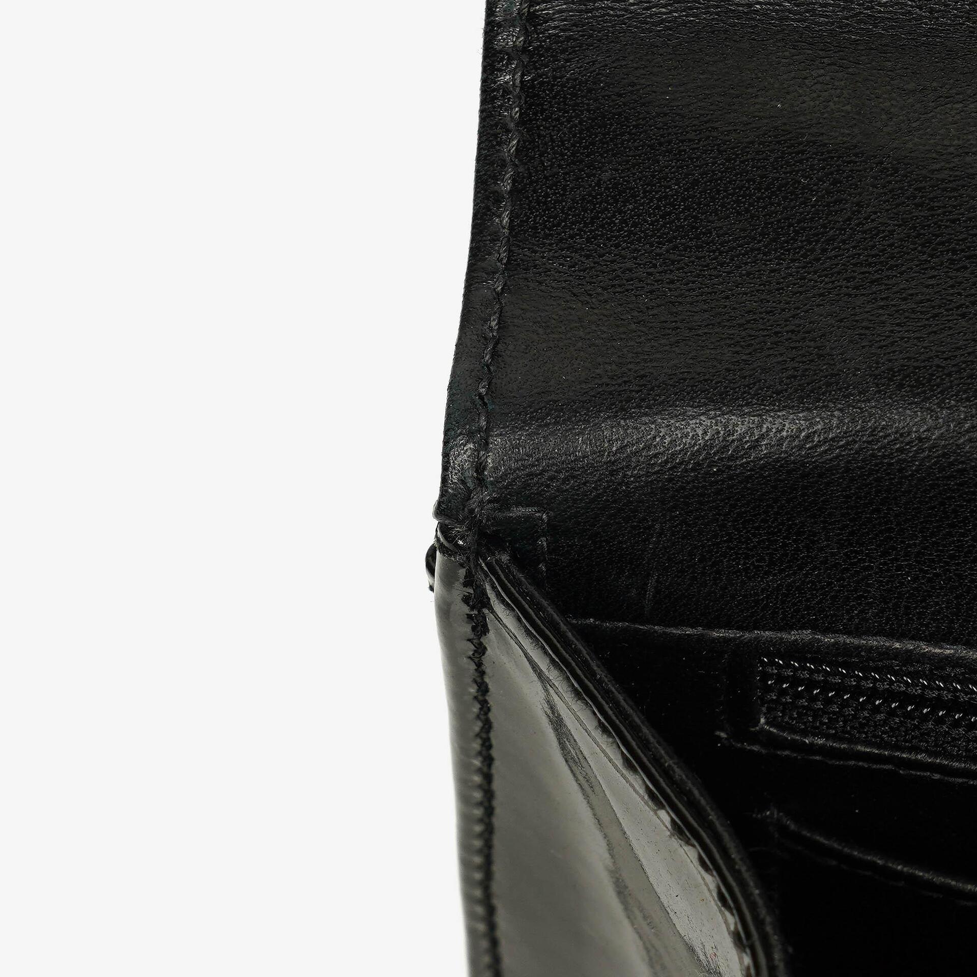 Chanel Schwarze gesteppte Lackleder-Top-Handle-Klappentasche mit 24K vergoldeter Hardware