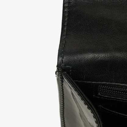 Chanel Schwarze gesteppte Lackleder-Top-Handle-Klappentasche mit 24K vergoldeter Hardware