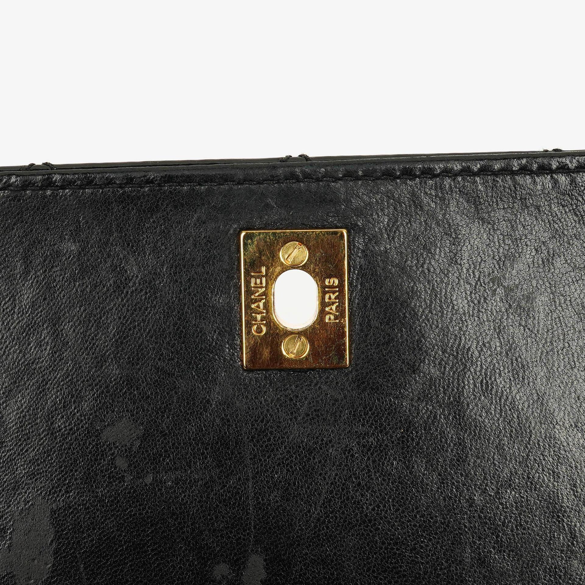 Chanel Schwarze gesteppte Lackleder-Top-Handle-Klappentasche mit 24K vergoldeter Hardware