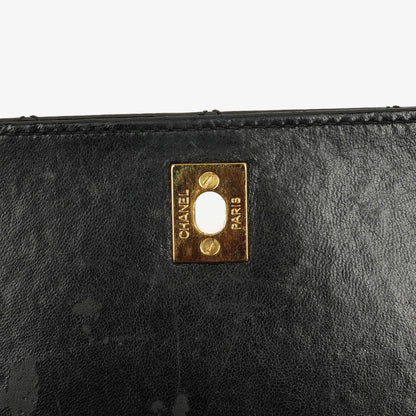 Chanel Schwarze gesteppte Lackleder-Top-Handle-Klappentasche mit 24K vergoldeter Hardware