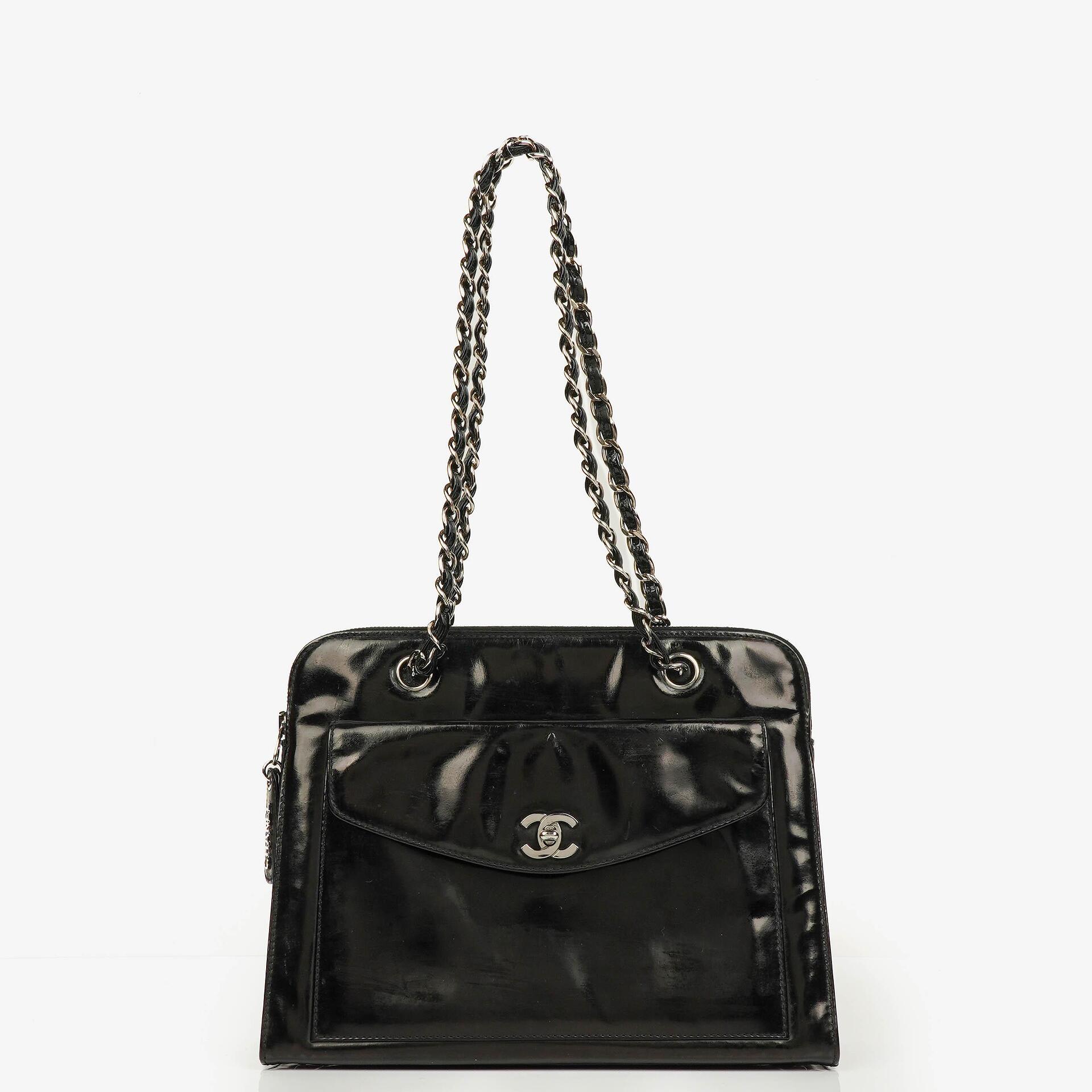 Chanel Schultertasche aus schwarzem Lackleder