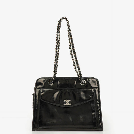 Chanel Schultertasche aus schwarzem Lackleder