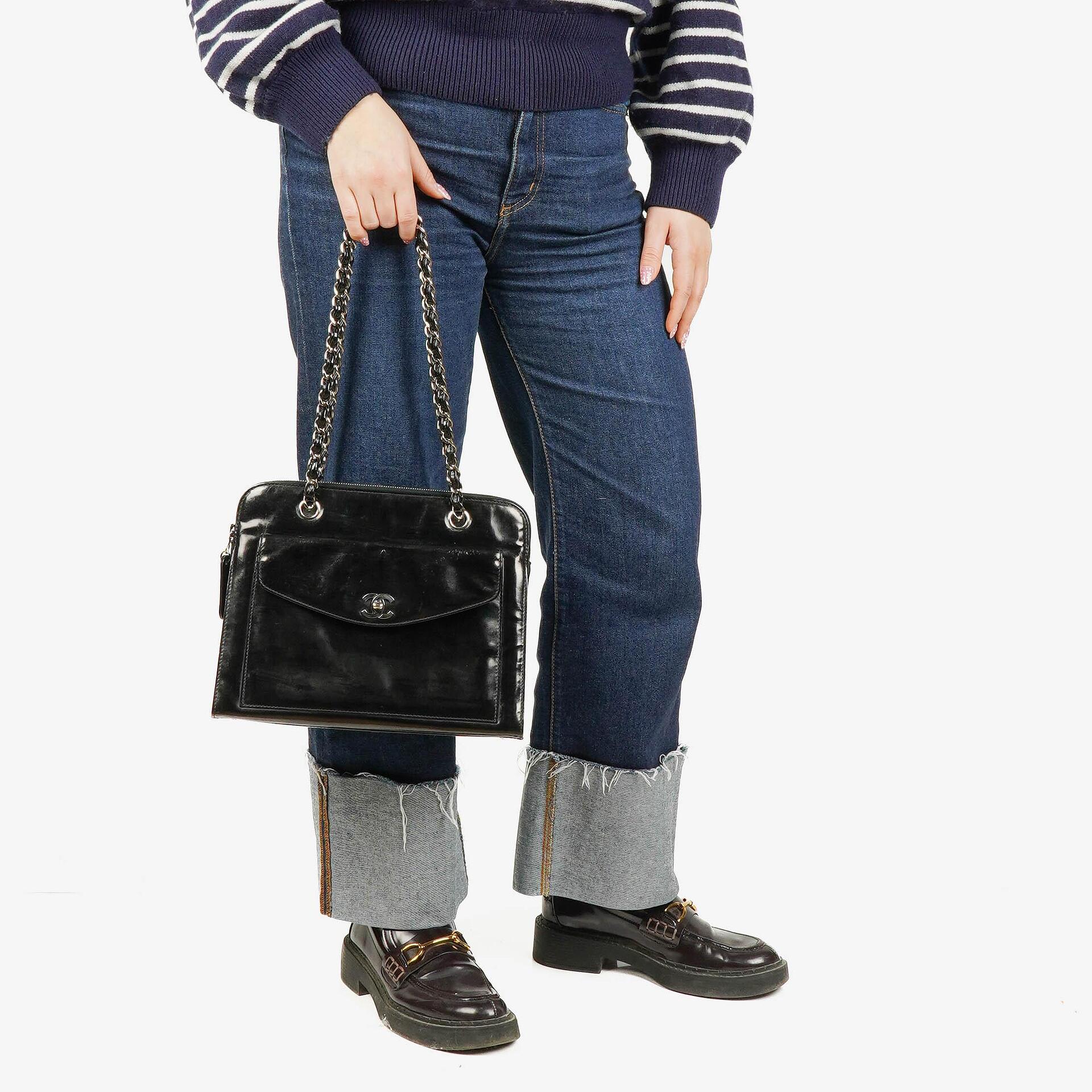 Chanel Schultertasche aus schwarzem Lackleder