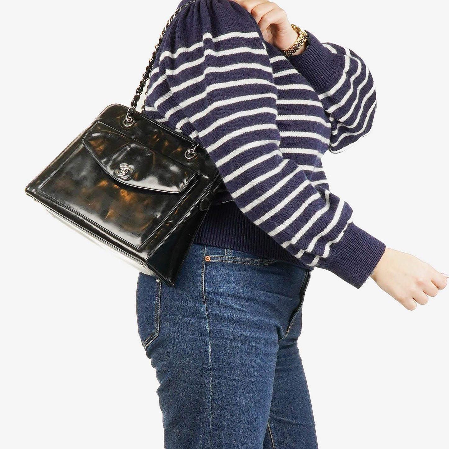 Chanel Schultertasche aus schwarzem Lackleder