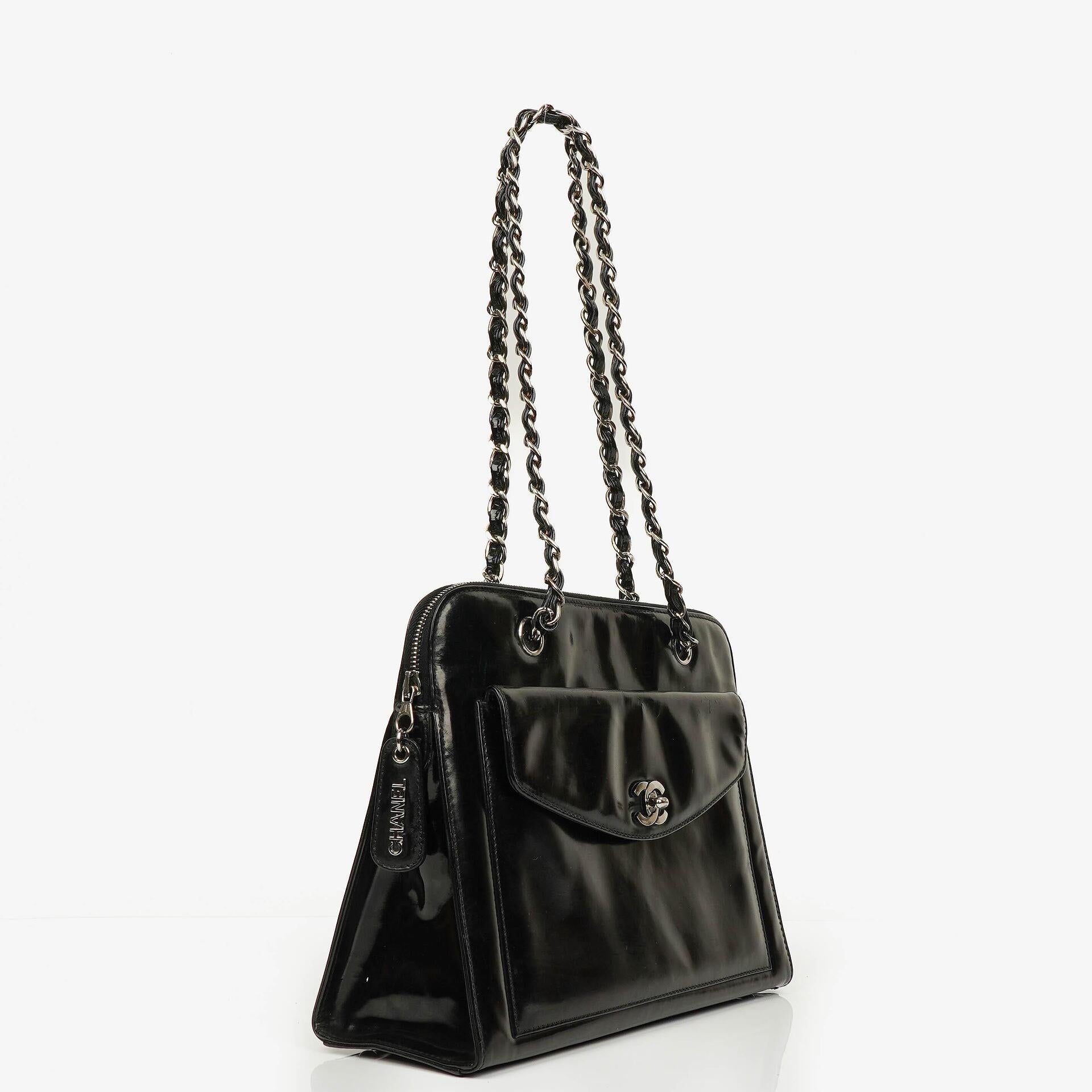 Chanel Schultertasche aus schwarzem Lackleder