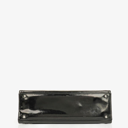 Chanel Schultertasche aus schwarzem Lackleder