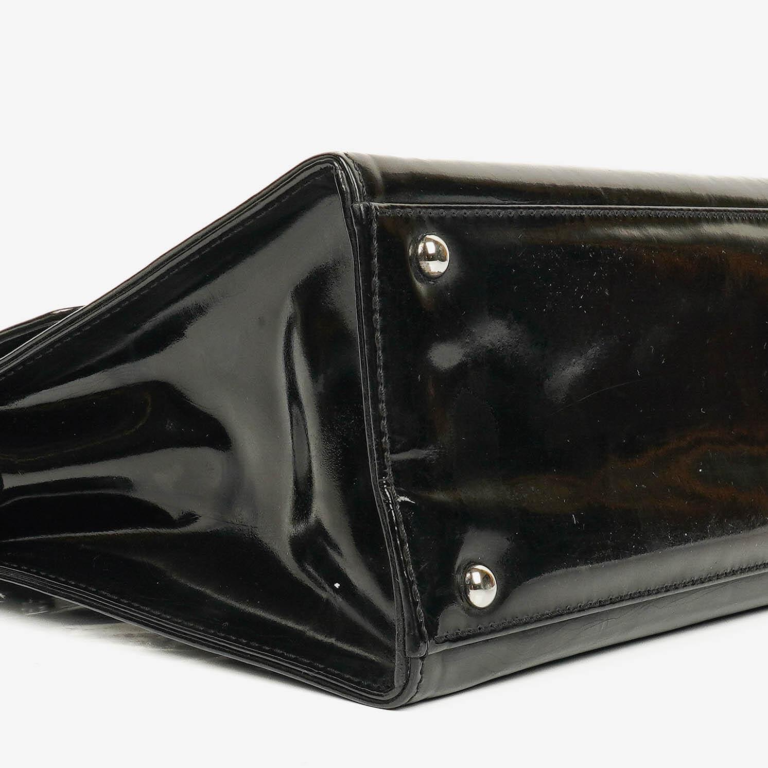 Chanel Schultertasche aus schwarzem Lackleder