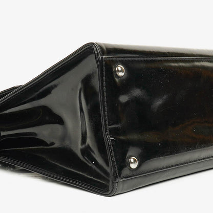 Chanel Schultertasche aus schwarzem Lackleder