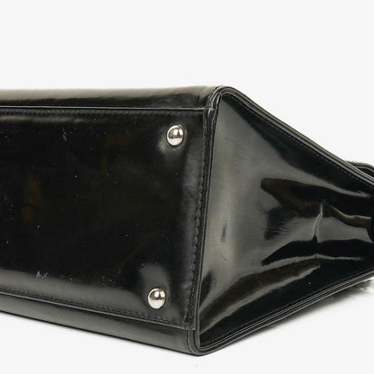 Chanel Schultertasche aus schwarzem Lackleder