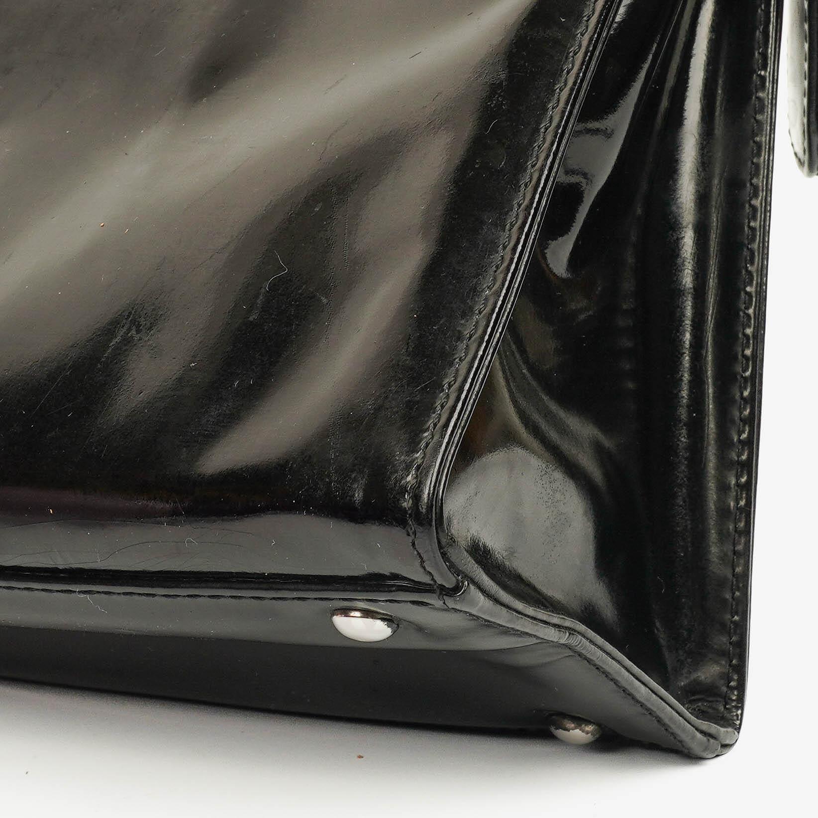 Chanel Schultertasche aus schwarzem Lackleder