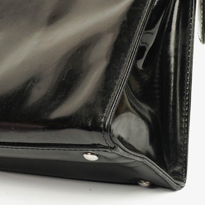 Chanel Schultertasche aus schwarzem Lackleder